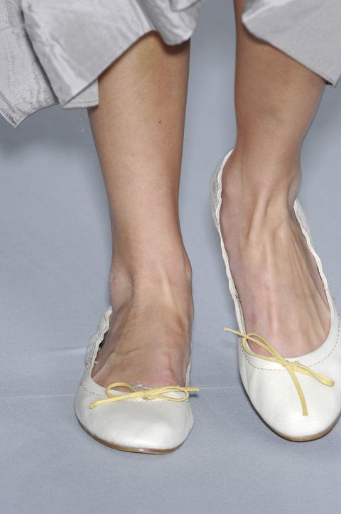 Footwear, Yellow, Human leg, Joint, White, Toe, Foot, Tan, Fashion, Beauty, 