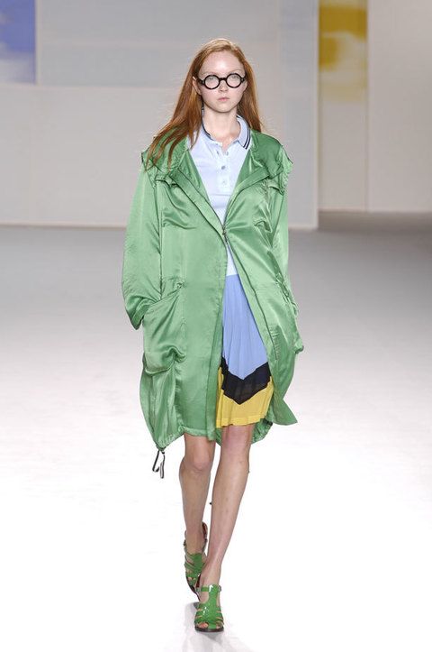 Clothing, Sleeve, Green, Shoulder, Fashion show, Textile, Joint, Human leg, Outerwear, Runway, 