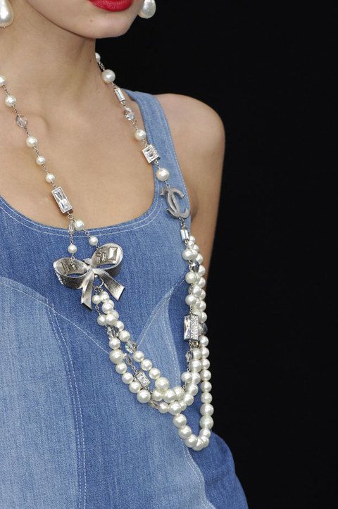 Fashion accessory, Jewellery, Body jewelry, Fashion, Natural material, Neck, Electric blue, Necklace, Metal, Pearl, 