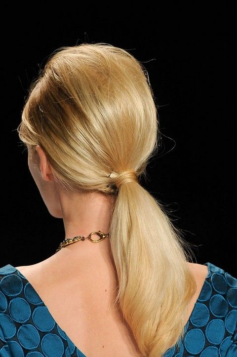 Earrings, Hairstyle, Style, Fashion, Blond, Neck, Beauty, Electric blue, Brown hair, Jewellery, 