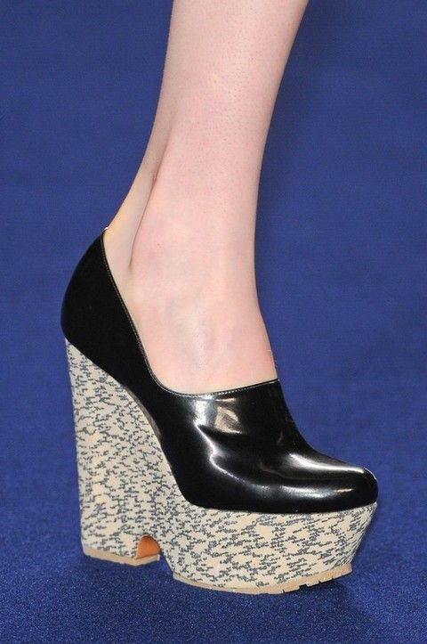 Footwear, Human leg, Joint, High heels, Fashion, Foot, Sandal, Black, Tan, Close-up, 