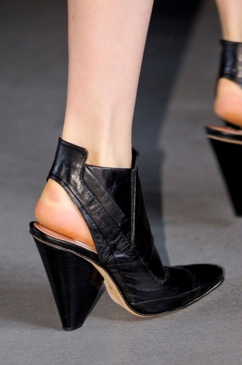 Footwear, Human leg, Joint, Fashion, Black, Leather, Tan, High heels, Material property, Close-up, 