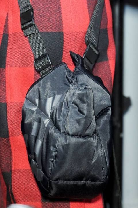 Textile, Red, Bag, Plaid, Pattern, Shoulder bag, Tartan, Material property, Leather, Strap, 