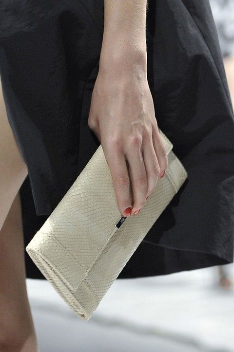 Finger, Textile, Joint, Fashion, Wrist, Gesture, Beige, Bag, Nail, Material property, 
