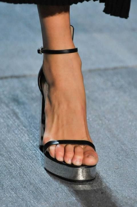 Toe, Human leg, Skin, Joint, Foot, Sandal, Nail, Fashion, Tan, Muscle, 