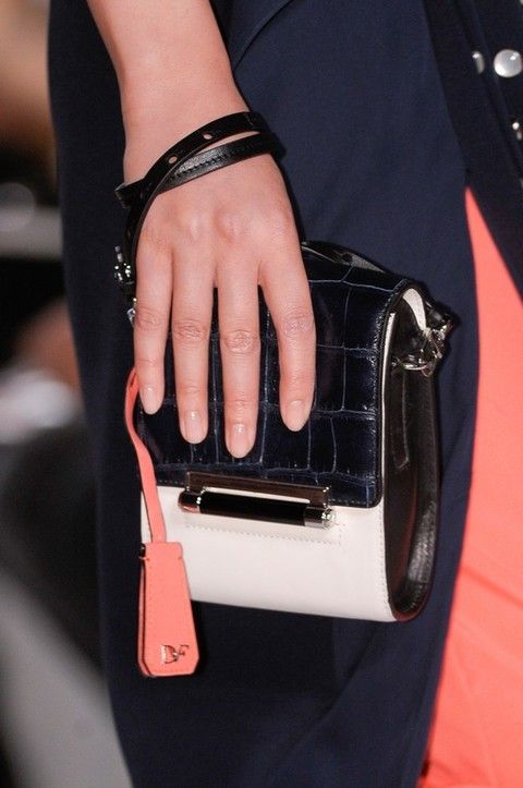 Finger, Wrist, Style, Bag, Nail, Fashion accessory, Fashion, Leather, Shoulder bag, Material property, 