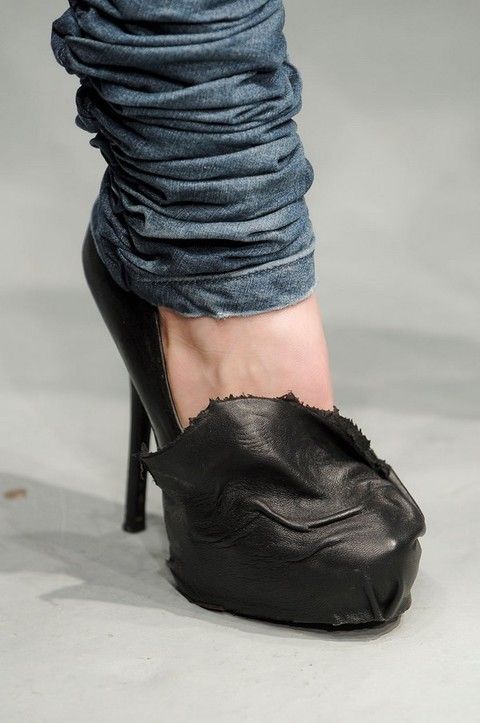 Footwear, Textile, Human leg, Joint, Fashion, Black, Foot, Leather, Close-up, High heels, 