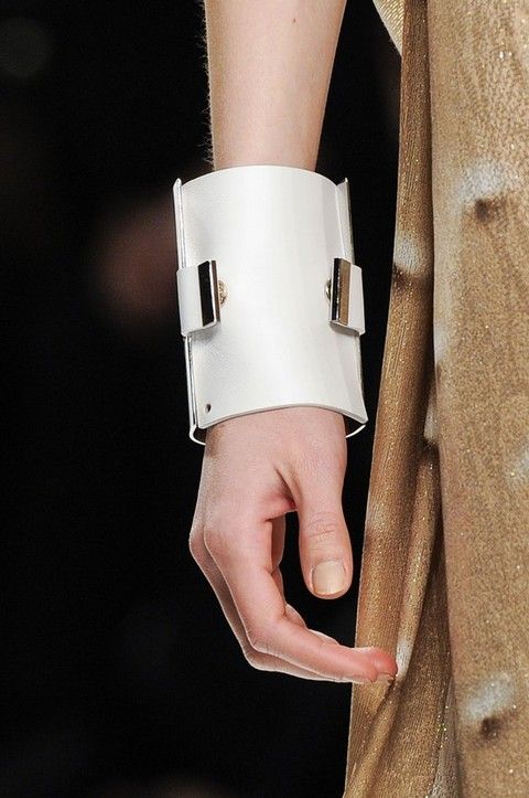 Finger, Joint, Wrist, Fashion, Blazer, Beige, Metal, Nail, Natural material, Button, 