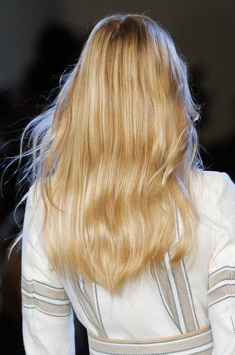 Hairstyle, Shoulder, White, Style, Street fashion, Back, Long hair, Blond, Brown hair, Beige, 