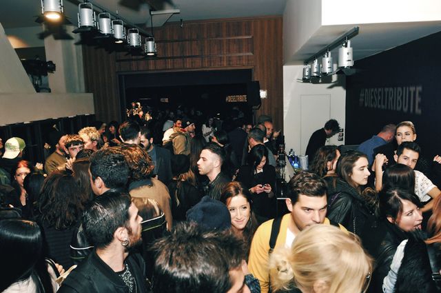 Hair, Ear, Lighting, Crowd, Black hair, Fashion, Audience, Light fixture, Lantern, 