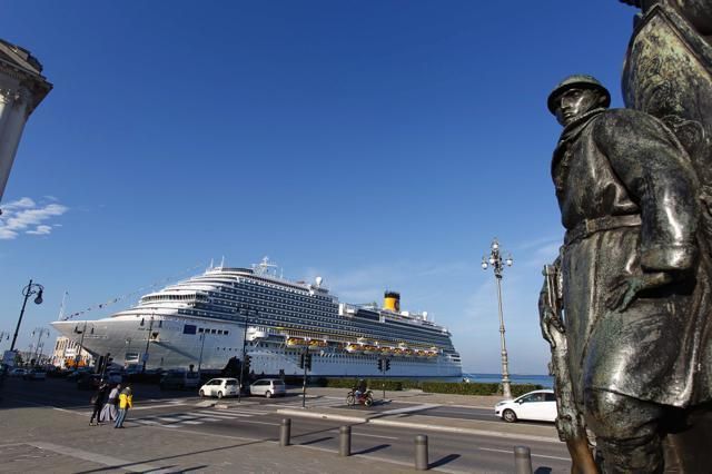 Cruise ship, Passenger ship, Sculpture, Cruiseferry, Watercraft, Naval architecture, Bronze sculpture, Boat, Ocean liner, Ship, 
