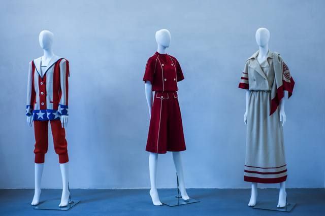 Sleeve, Shoulder, Standing, Red, Joint, Carmine, Mannequin, Costume design, Human anatomy, Costume, 