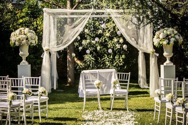Un&apos;immagine di un giardino allestito per un matrimonio