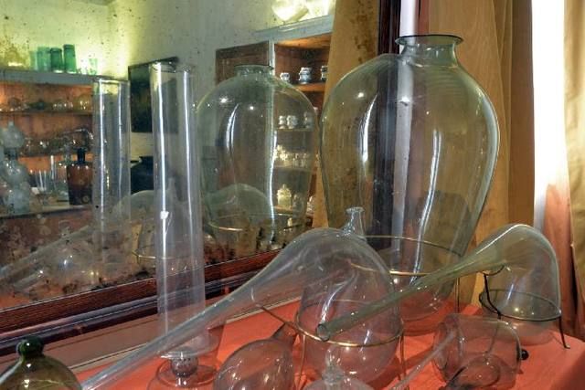 Glass, Display case, Transparent material, Serveware, Collection, Barware, Bottle, Stemware, Transparency, Plastic, 