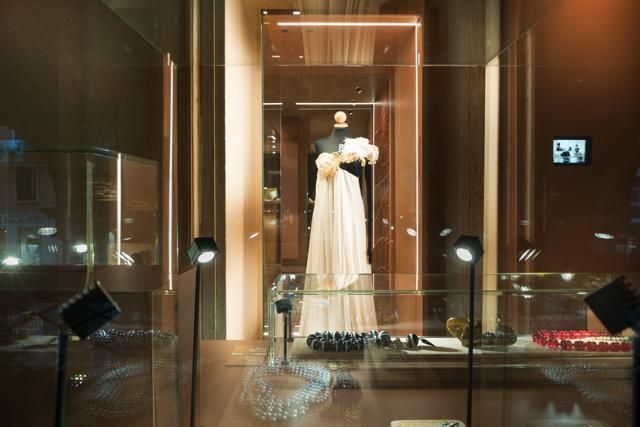 Display case, Retail, Dress, Display window, Mannequin, Fixture, Transparent material, Boutique, Outlet store, One-piece garment, 