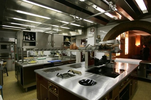 Lighting, Room, Gas stove, Interior design, Ceiling, Kitchen stove, Kitchen, Cooktop, Major appliance, Kitchen appliance, 