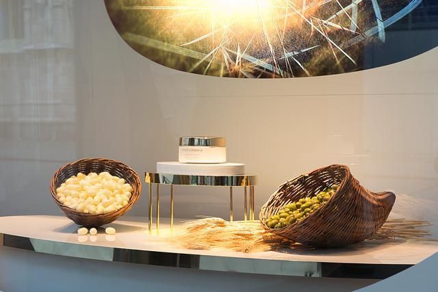 Popcorn, Interior design, Picture frame, Kettle corn, Lighting accessory, Decoration, Snack, 