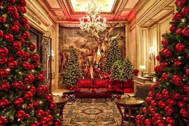 Lighting, Christmas decoration, Interior design, Event, Room, Red, Christmas ornament, Interior design, Christmas tree, Holiday ornament, 