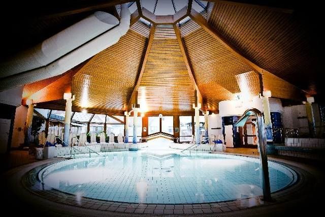 Lighting, Ceiling, Swimming pool, Symmetry, Light fixture, Hotel, Daylighting, Water feature, Roof lantern, 