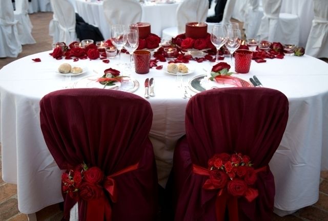 Tablecloth, Red, Textile, Furniture, Stemware, Dishware, Linens, Function hall, Table, Glass, 