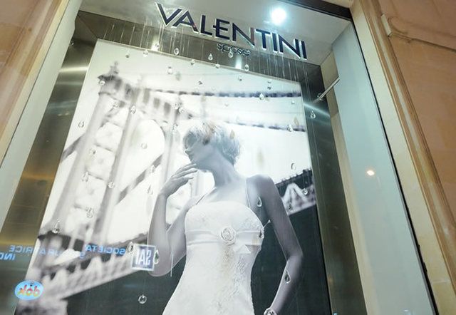 Waist, Wedding dress, Bridal clothing, Bride, Lace, Display window, Retail, Display case, Bridal accessory, 