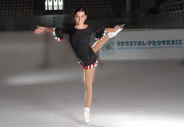 Hand, Joint, Human leg, Ice skate, Dress, Waist, Thigh, Knee, Trunk, Figure skating, 