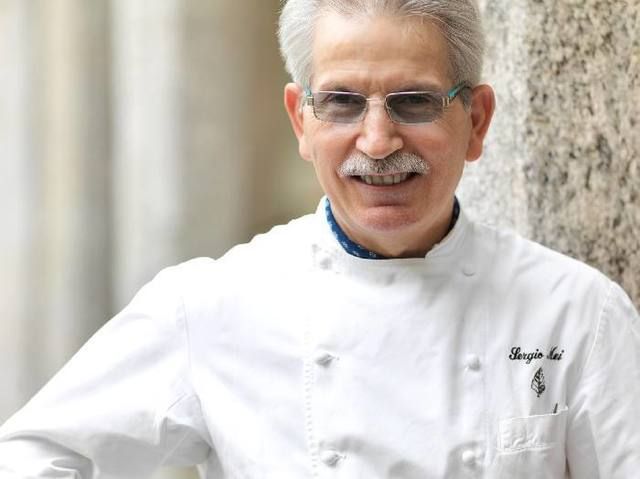 Eyewear, Ear, Glasses, Sleeve, Chin, Chef's uniform, Chef, Uniform, Cook, Wrinkle, 