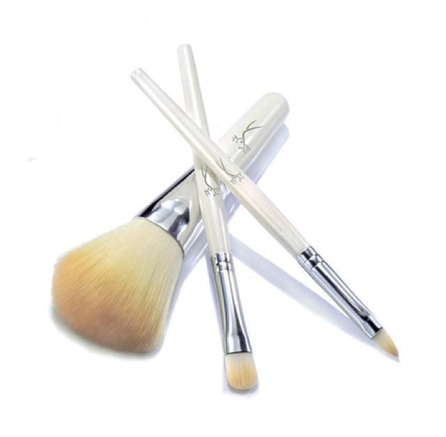 Beige, Musical instrument accessory, Natural material, Steel, Silver, Chemical compound, Stationery, Personal care, Cosmetics, Paint brush, 