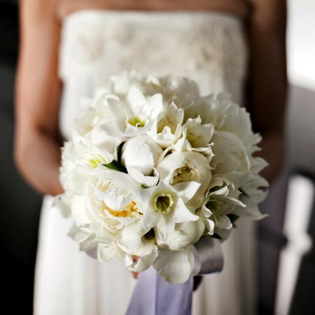 Petal, Flower, White, Cut flowers, Flowering plant, Floristry, Bridal clothing, Wedding ceremony supply, Bouquet, Floral design, 