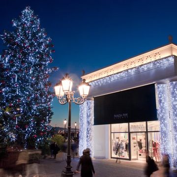 Lighting, Christmas decoration, Light, Holiday, Christmas lights, Christmas eve, Christmas tree, Christmas, Midnight, Street light, 