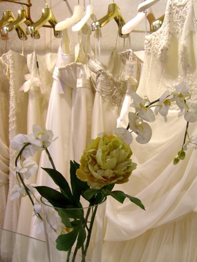 Petal, White, Bouquet, Cut flowers, Bridal accessory, Flower Arranging, Embellishment, Floristry, Ivory, Floral design, 