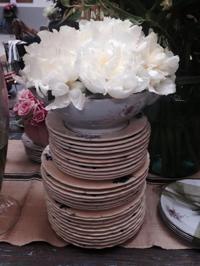 Petal, Dishware, Flower, Serveware, Bouquet, Cut flowers, Centrepiece, Flower Arranging, Flowering plant, Plate, 