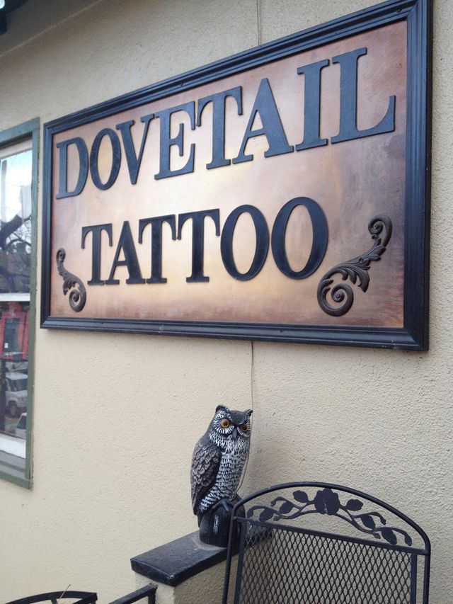 Signage, Picture frame, Iron, Bird, Owl, Outdoor furniture, Advertising, Small to medium-sized cats, Tail, Felidae, 