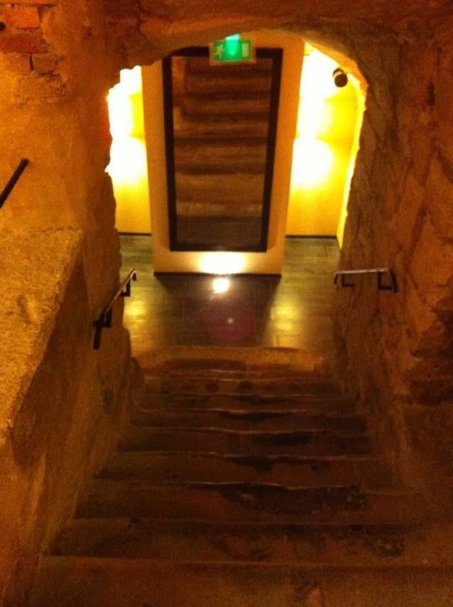 Stairs, Lighting, Wall, Amber, Light, Arch, Fixture, Tints and shades, Wood stain, Symmetry, 