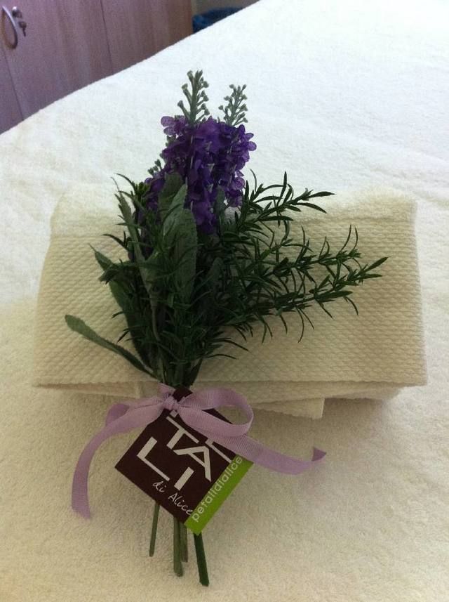 Flower, Purple, Lavender, Petal, Violet, Cut flowers, Linens, Flower Arranging, Bouquet, Floral design, 