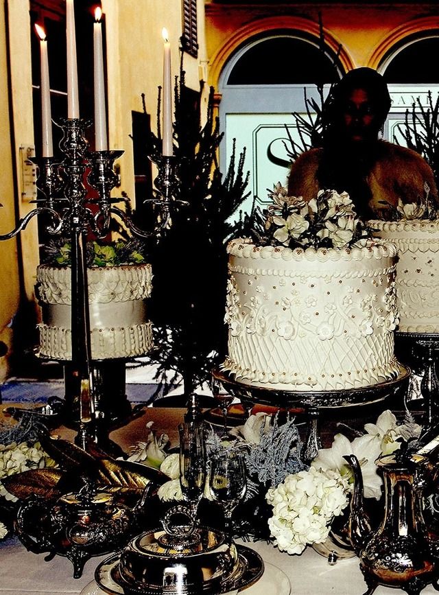 Serveware, Cake decorating, Baked goods, Sweetness, Dessert, Centrepiece, Flower Arranging, Cake, Still life photography, Garnish, 