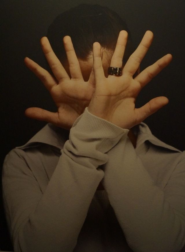 Finger, Sleeve, Skin, Hand, Wrist, Nail, Thumb, Gesture, Beige, Sign language, 