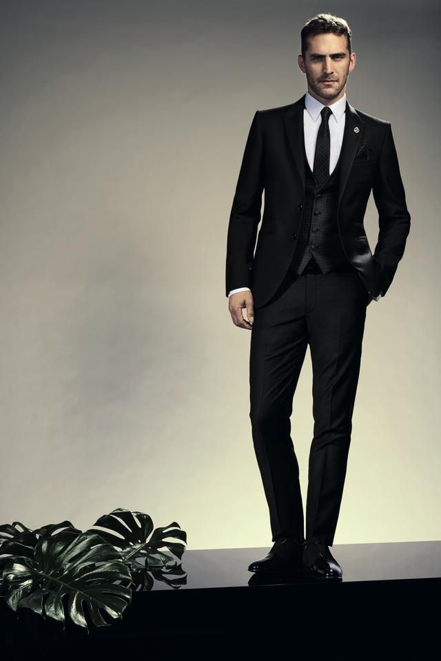 Clothing, Coat, Dress shirt, Collar, Trousers, Suit trousers, Standing, Outerwear, Suit, Formal wear, 