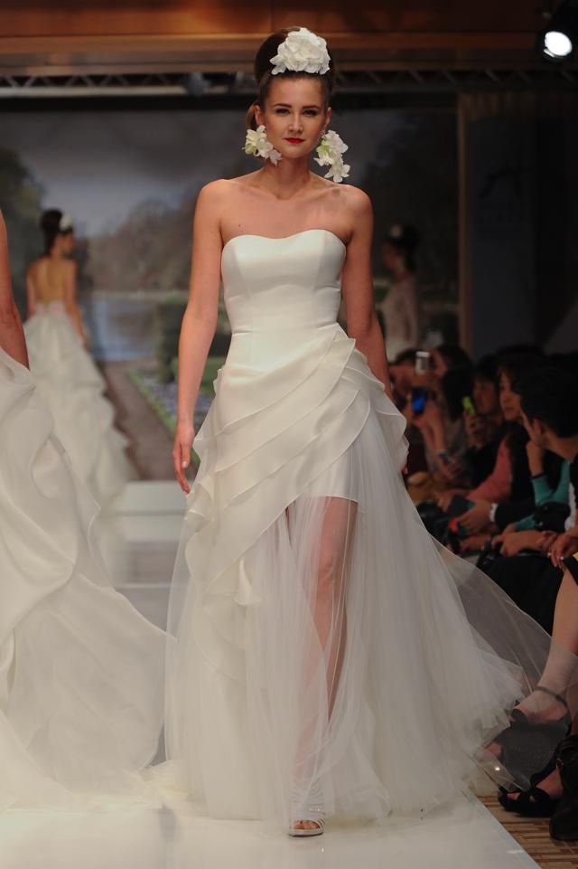 Hairstyle, Event, Fashion show, Shoulder, Dress, Bridal clothing, Gown, Joint, White, Fashion model, 