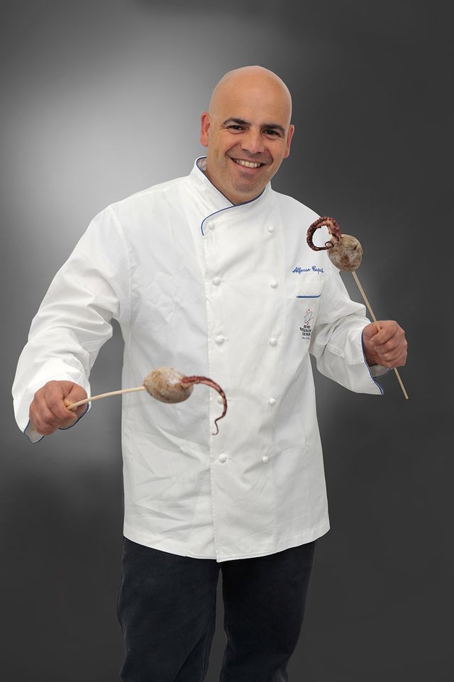 Elbow, Cook, Standing, Dress shirt, Muscle, Chef, Thumb, Gesture, Kitchen utensil, 
