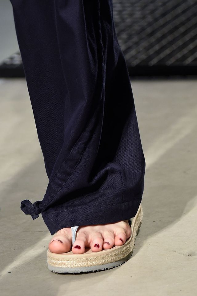 Human leg, Joint, Toe, Slipper, Foot, Street fashion, Nail, Ankle, Shadow, 