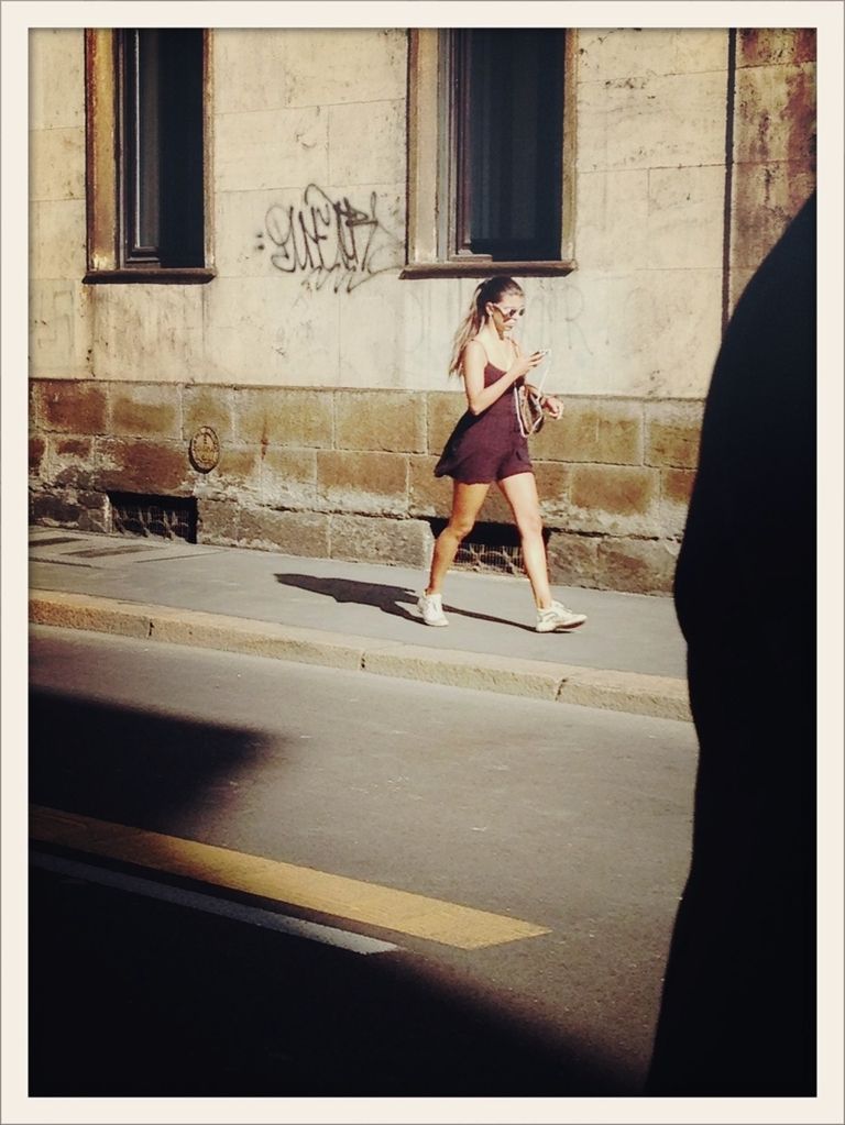 Human leg, Street fashion, Waist, Knee, Beige, Foot, Fashion model, Snapshot, Calf, High heels, 