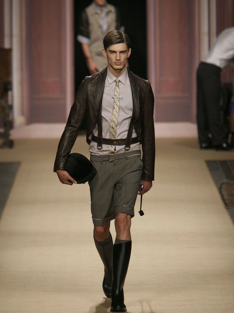Brown, Fashion show, Joint, Outerwear, Runway, Style, Fashion model, Knee, Fashion, Beige, 