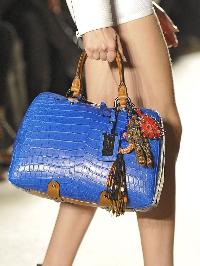 Blue, Human leg, Shoulder, Textile, Joint, Fashion accessory, Bag, Style, Waist, Electric blue, 