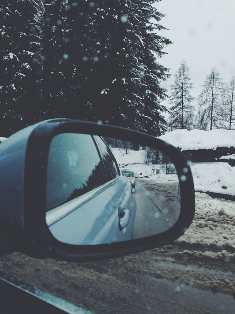 Automotive mirror, Glass, Automotive side-view mirror, Reflection, Rear-view mirror, Mirror, Tints and shades, Windshield, Winter, Automotive window part, 