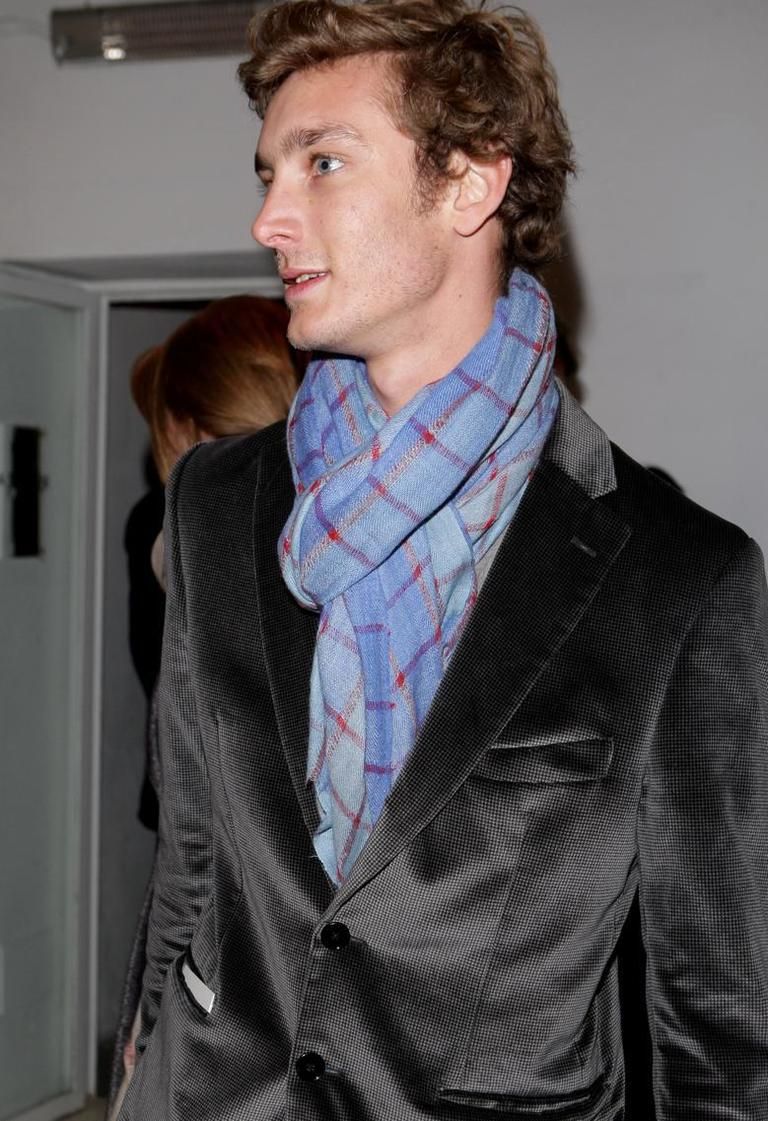 Ear, Hairstyle, Dress shirt, Collar, Chin, Textile, Wrap, Plaid, Style, Jaw, 