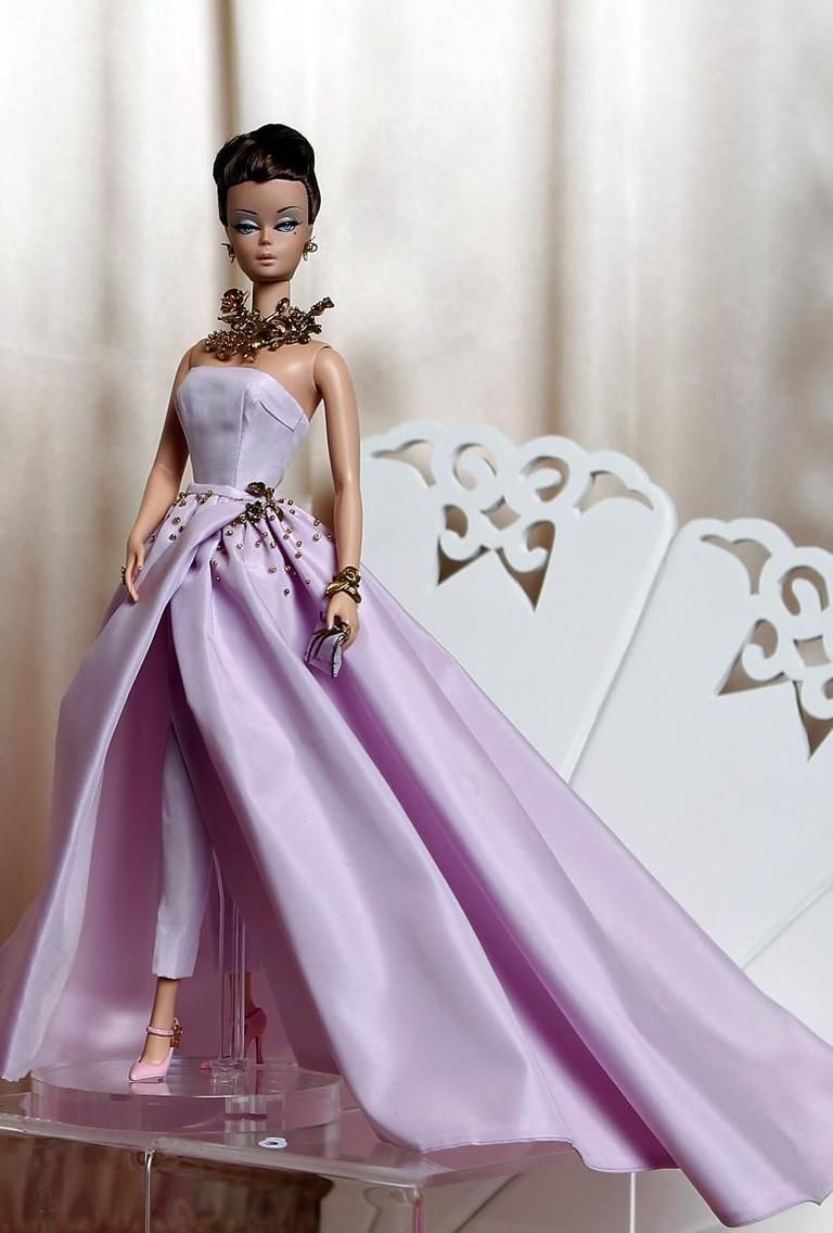 Purple, Style, Formal wear, Gown, Fashion accessory, Fashion, Lavender, Beauty, Fashion model, Satin, 