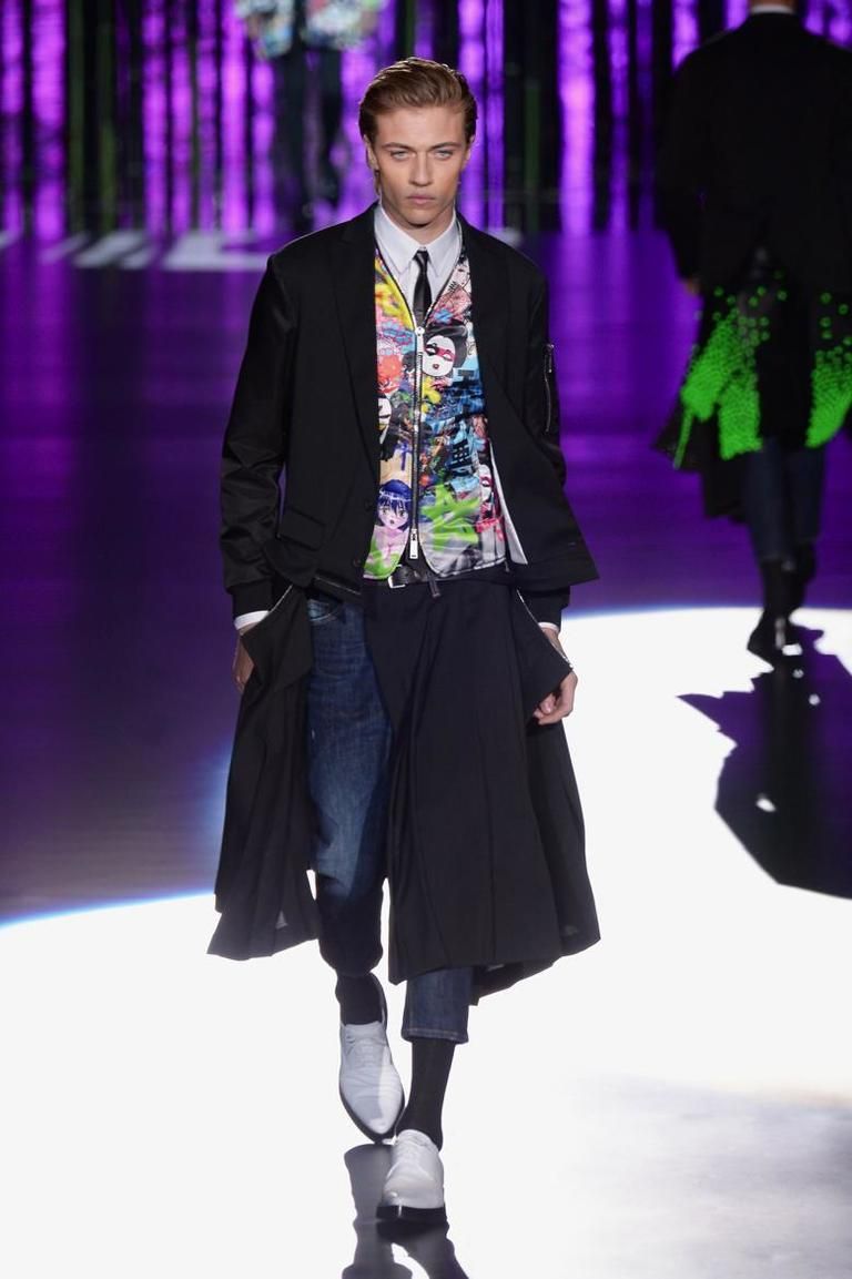 Clothing, Leg, Trousers, Textile, Fashion show, Outerwear, Runway, Style, Purple, Winter, 
