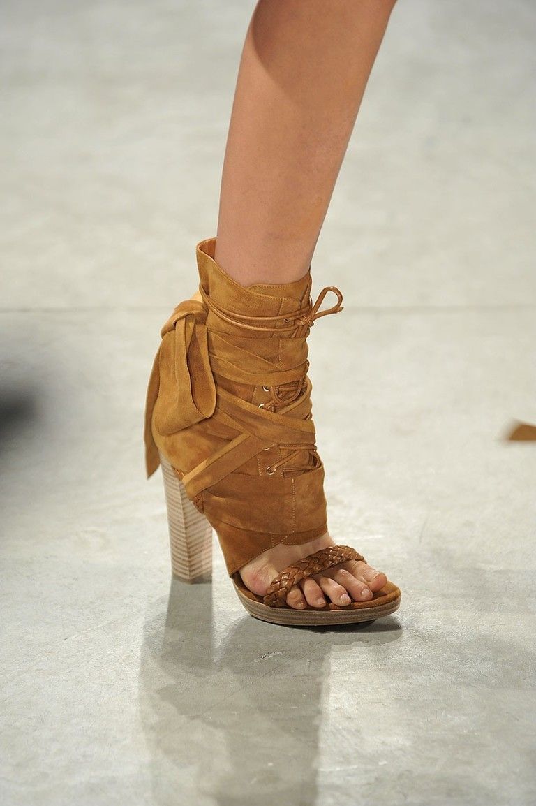 Brown, Human leg, Shoe, Joint, Tan, Fashion, Sandal, Khaki, Foot, Beige, 