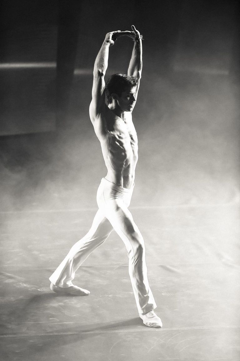 Human leg, Standing, Monochrome, Muscle, Knee, Monochrome photography, Barechested, Artist, Black-and-white, Dancer, 